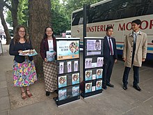 Świadkowie Jehowy oferują swoją literaturę bezpłatnie poza Muzeum Brytyjskim w Londynie, w Wielkiej Brytanii.