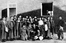 Židovskí väzni z Gęsiówky oslobodení poľskými vojakmi z práporu Zośka. 5. augusta 1944