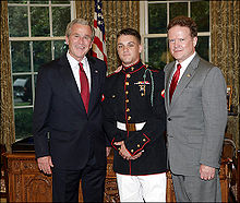 Jim Webb com seu filho Jimmy e George W. Bush, março de 2008