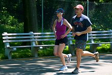 Il jogging aiuta le persone a mantenersi in forma e in salute