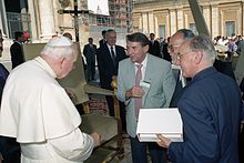 Popiežius Jonas Paulius II perima esperantinį Mišiolą ir Lekcionarą iš Esperantiečių katalikų organizacijos.