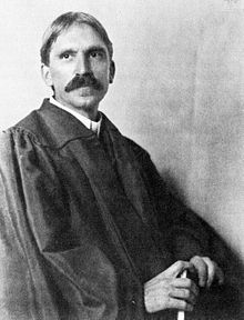 John Dewey skapade den första verkliga betydelsen av "offentlig".  