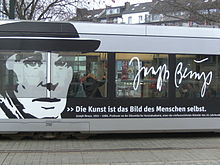 Joseph Beuys esittäytyy raitiovaunussa Düsseldorfissa  