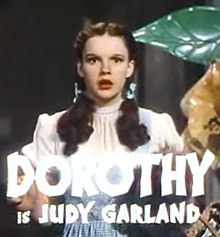 Judy Garland roolissaan Dorothy Gale elokuvassa The Wizard of Oz (Ozin velho)  