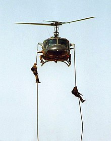 Unidad de la Bundeswehr alemana haciendo rappel desde un helicóptero  