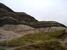 Badlands perto de Drumheller, Alberta. A erosão expôs o limite K/T de pedra argilosa