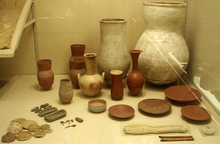 Ceramiche, piatti e altri oggetti provenienti dal deposito di imbalsamazione dell'antico faraone egiziano Tutankhamon.