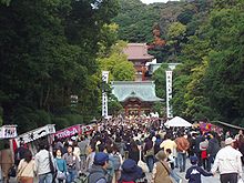 Multidões no santuário Tsurugaoka Hachiman-gū em Kamakura.