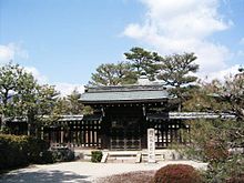 Císařské mauzoleum (misasagi) císaře Kameyamy v Kjótu.  
