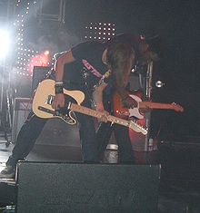 Lissack und Okereke der Blockpartei auf der Bühne in Cardiff im Oktober 2005
