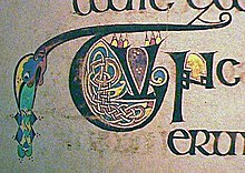 Gandrīz visos Kells grāmatas folijos ir nelielas iluminācijas, piemēram, šis dekoratīvais iniciālis.