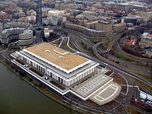 Het Kennedy Center, gezien vanuit de lucht. Een deel van het Watergate-complex is links te zien...