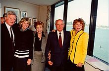 Bij Lawford (uiterst rechts) staan (l-r) senator Ted Kennedy, Jean Kennedy Smith, Raisa Gorbachyova en Michail Gorbatsjov.  