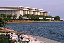 O Centro John F. Kennedy para as Artes Cênicas fica ao longo do Rio Potomac