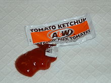 Un paquete de ketchup, abierto.  
