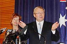 Džūlija Gilards savā pirmajā preses konferencē Austrālijas Leiboristu partijas vadītāja vietnieces amatā, 2006. gada 4. decembris, kopā ar Kevinu Rādu.