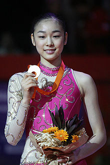 Kim durante a cerimônia da medalha feminina na final do Grande Prêmio de Patinação Artística 2007-2008.