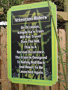 Uma placa dizendo aos cavaleiros que o trem não pode sobrevoar a colina