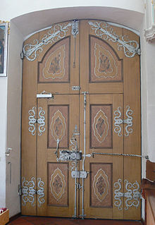 Door of the parish church St. Gallus and Ulrich in Kißlegg with insert door, numerous functional fittings and setting (painting)