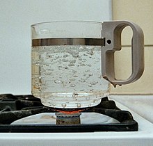 Ånga och flytande vatten är två olika former av samma kemiska ämne, vatten.  