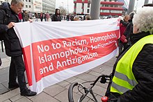 Une manifestation à Cologne ; elle était entre autres contre l'islamophobie (et le nationalisme de droite en Allemagne)