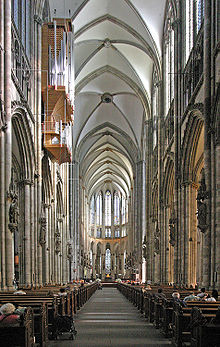 Binnenin de Dom van Keulen. De Dom van Keulen is een van de grootste gotische kathedralen ter wereld. Het was pas in de jaren 1800 klaar.