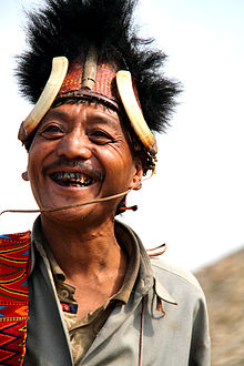 Een opperhoofd van de Konyak-stam in zijn traditionele outfit  