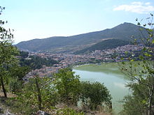 Panorama Kastorii z jej jeziorem.