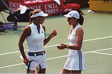 Kournikova (stânga) și partenera ei de dublu Martina Hingis