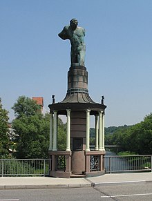 Raft sculpture on the Auer bridge