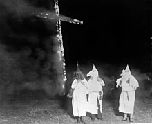 El KKK quemando una cruz