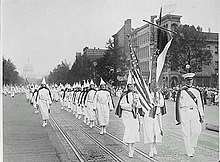 1928年，三K党成员在华盛顿特区的宾夕法尼亚大道上游行。