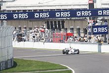 Robert Kubica projíždí cílovou páskou a vítězí ve Velké ceně Kanady 2008. Jedná se o jediný závod Formule 1, který BMW vyhrálo jako plně pracovní (tovární) tým.