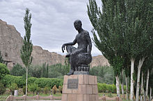 Estátua de Kumārajīva em frente às Cavernas Kizil em Kuqa, Xinjiang, China