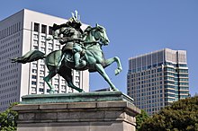 Staty av Kusunoki Masashige utanför Tokyos kejserliga palats  