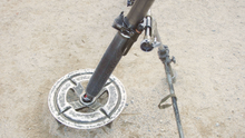 Снимка на основната плоча и двуногата, прикрепени към цевта на минохвъргачка.