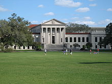 Selena werd toegelaten tot de Louisiana State University.  