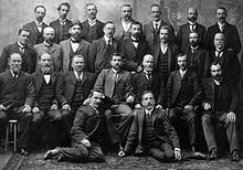 Foto de grupo dos deputados do Partido Trabalhista Federal eleitos à Câmara dos Deputados e ao Senado australiano nas primeiras eleições de 1901, incluindo Chris Watson, Andrew Fisher, Billy Hughes, Frank Tudor, King O'Malley e Lee Batchelor.