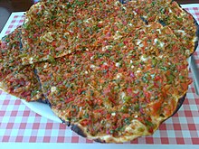 Pizza redonda estilo turco conhecida como Lahmacun da Gaziantep