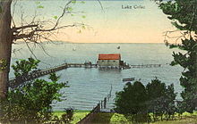 Um cartão postal mostrando o Lago Colac com água