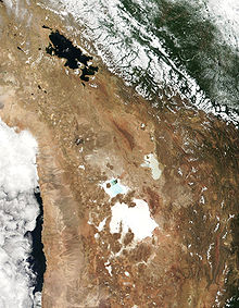 Imagen MODIS del 4 de noviembre de 2001 que muestra el Lago Titicaca, el Salar de Uyuni y el Salar de Coipasa. Todos ellos forman parte del Altiplano  