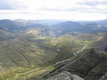 Utsikten över Eskdale från Ill Crag. Harter Fell och Hard Knott kan ses, liksom en liten tjärn.  