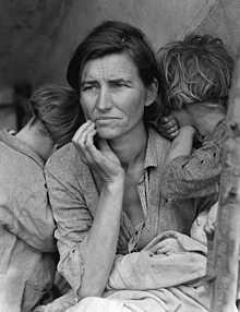 Dorotejas Langes (Dorothea Lange) Migrantu māte parāda nabadzīgus bērnus Kalifornijā kopā ar viņu 32 gadus veco māti Florensu Ovensu Tompsoni (Florence Owens Thompson). Viņa stāsta, ka "viņi dzīvoja, pārtiekot no saldētiem dārzeņiem, kas iegūti... laukos, un putniem, kurus bērni nogalināja. Viņa tikko bija pārdevusi savas automašīnas riepas, lai nopirktu pārtiku. Viņa sēdēja šajā teltī ar bērniem... ap sevi un, šķiet, zināja, ka manas bildes varētu viņai palīdzēt, un tāpēc viņa man palīdzēja.