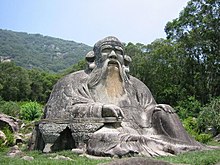En stenskulptur av Laozi, belägen norr om Quanzhou vid foten av berget Qingyuan.  