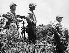 Foto terakhir Jenderal Simon Bolivar Buckner, Jr. di sebelah kanan, sehari sebelum dia terbunuh oleh artileri Jepang pada tanggal 19 Juni 1945.