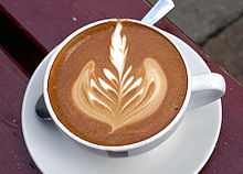 "Platte witte" koffie wordt vaak versierd.