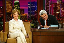Była Pierwsza Dama Laura Bush i gospodarz Jay Leno w The Tonight Show, popularnym talk show.