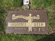 La tumba de Welk en el cementerio de la Santa Cruz, en Culver City, California  