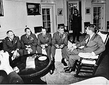 Presidentti Kennedy tapaa tiedustelulentäjiä ja kenraali Curtis Lemayn.  