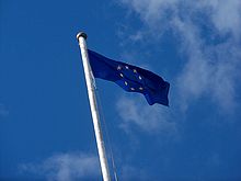 Den europeiska flaggan vajar utanför Leeds stadshus i Leeds, England.